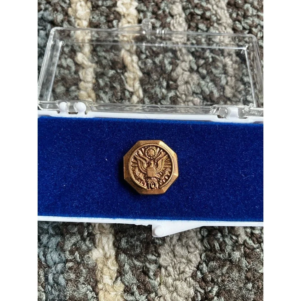 USA American Crest Federal Employee 10 Years Of Service Bronze Tone Pin